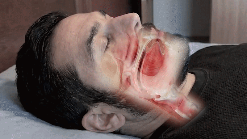 Person liegt nachts wach im Bett